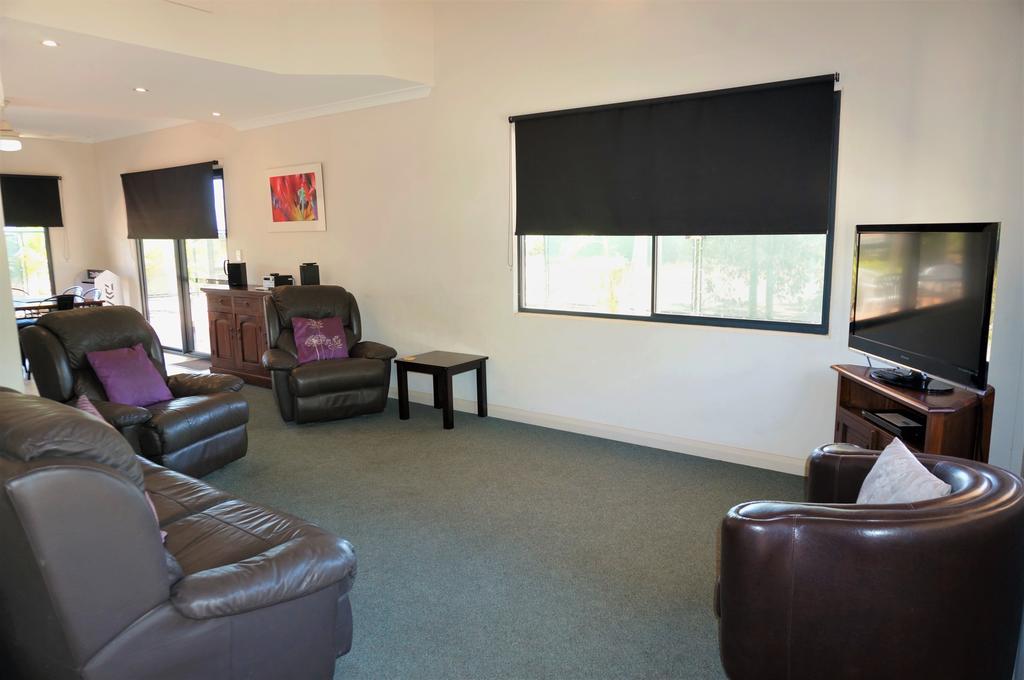 Ningaloo Breeze Villa 7 - 3 Bedroom Fully Self-Contained Holiday Accommodation - thumb 3