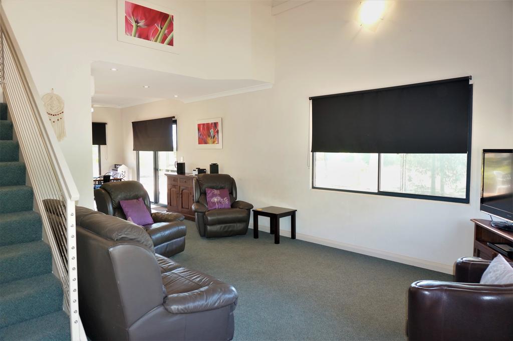 Ningaloo Breeze Villa 7 - 3 Bedroom Fully Self-Contained Holiday Accommodation - thumb 2