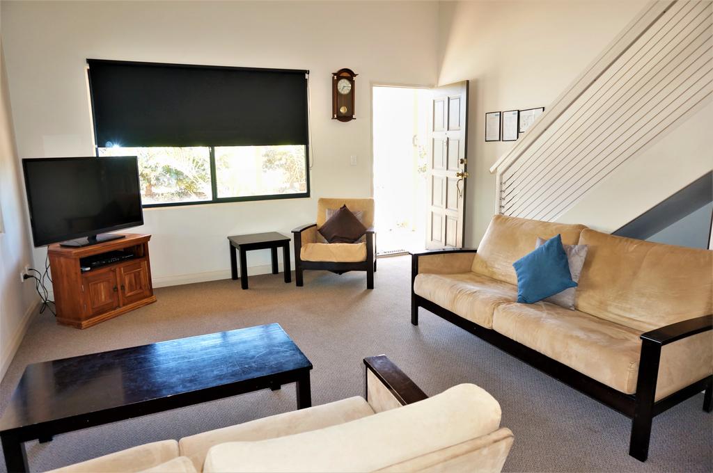 Ningaloo Breeze Villa 9 - 3 Bedroom Fully Self-Contained Holiday Accommodation - thumb 2