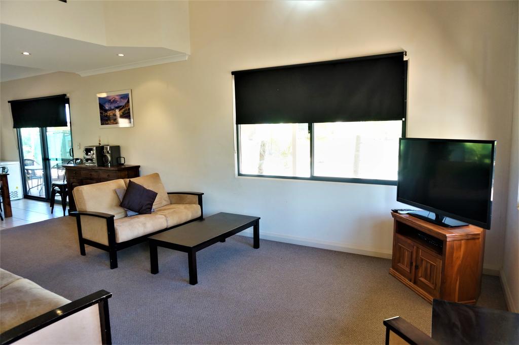 Ningaloo Breeze Villa 9 - 3 Bedroom Fully Self-Contained Holiday Accommodation - thumb 3