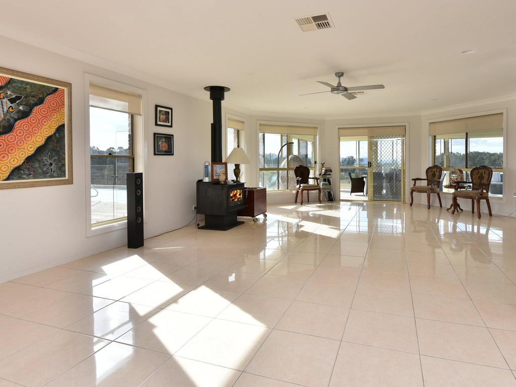 Noble Willow Estate Lovedale. Super Spacious, With Views And Pool - thumb 1