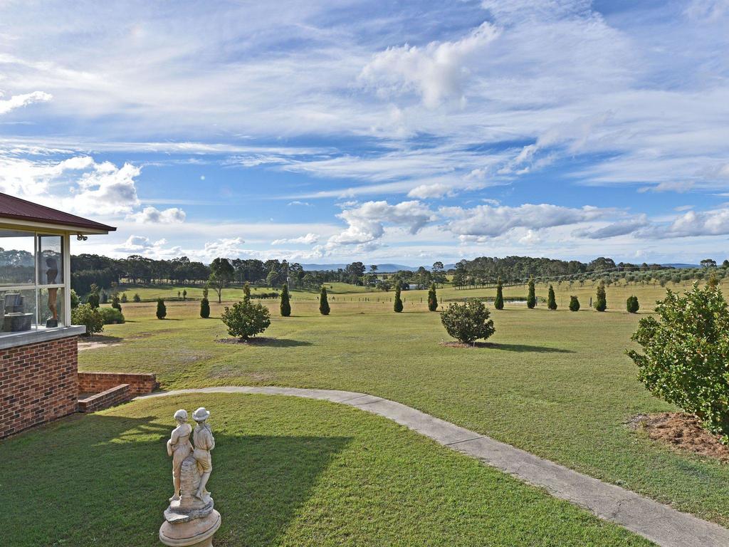 Noble Willow Estate Lovedale. Super Spacious, With Views And Pool - thumb 2