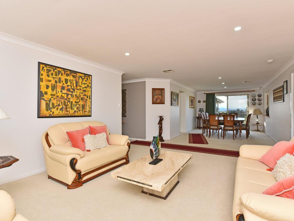 Noble Willow Estate Lovedale. Super Spacious, With Views And Pool - thumb 3