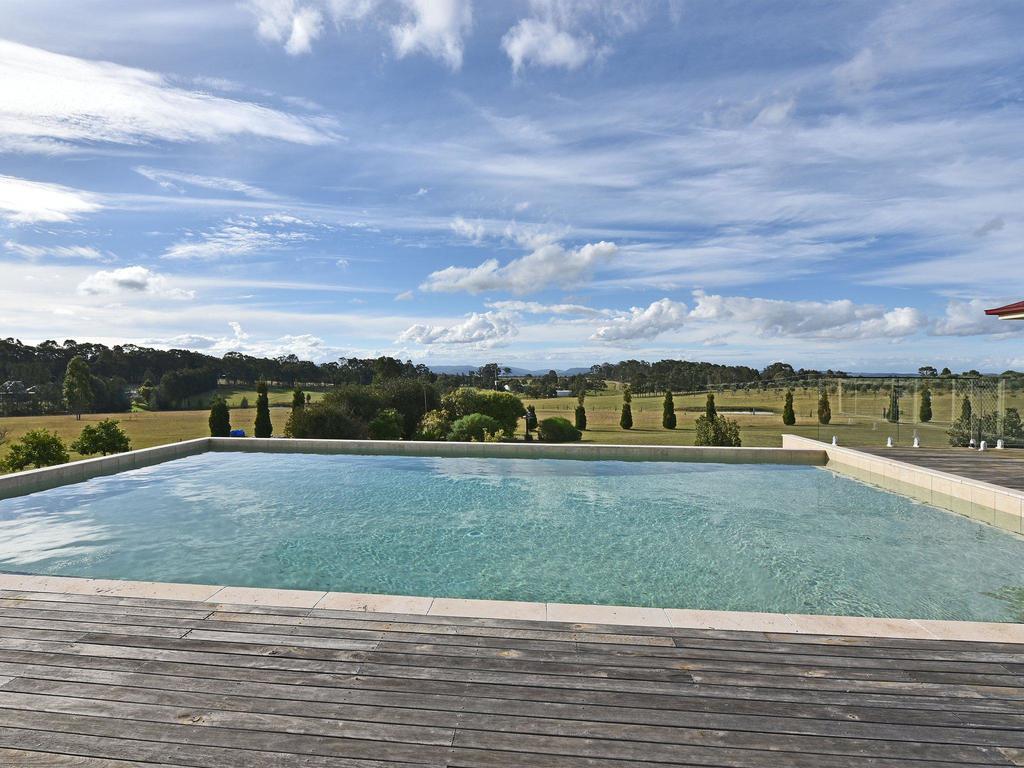 Noble Willow Estate Lovedale. Super Spacious, With Views And Pool - thumb 0