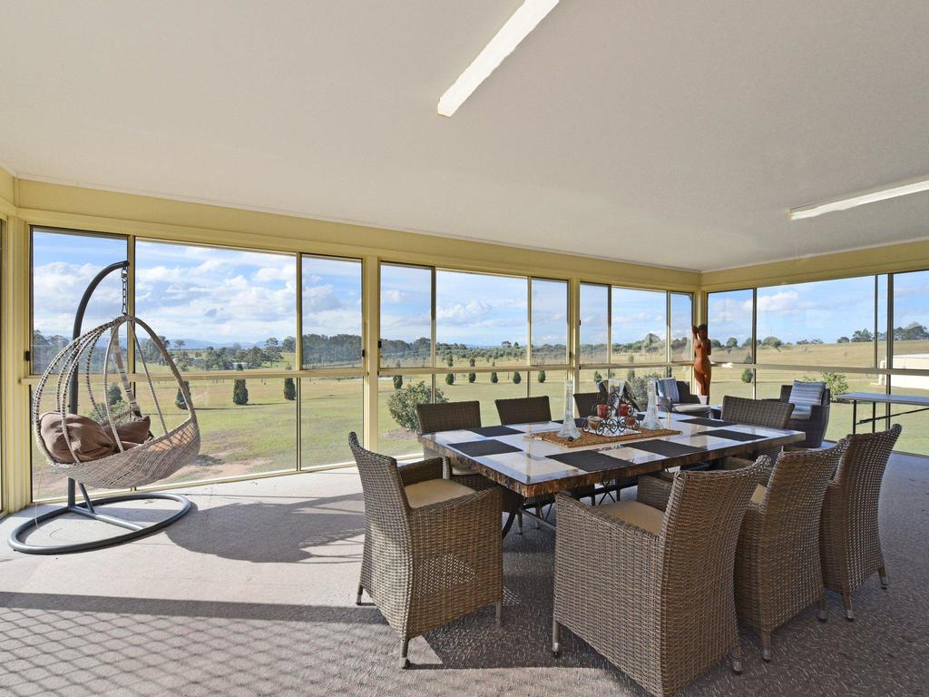 Noble Willow Homestead Lovedale. Super Spacious, With Views And Pool - thumb 2