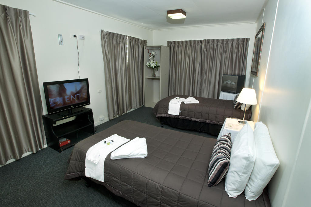 O'Sheas Windsor Hotel - Accommodation Daintree