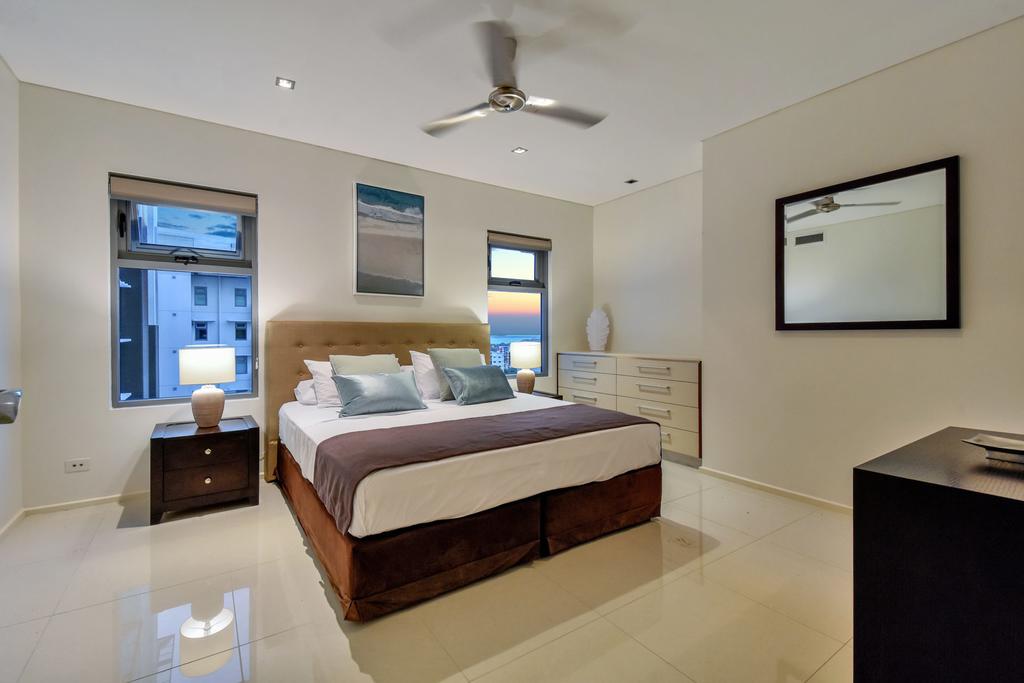 Oceana Darwin Central Oceanfront 3 Bedroom 2 Lounge Room Pool Gym Tennis Court Sleeps 9 - thumb 1