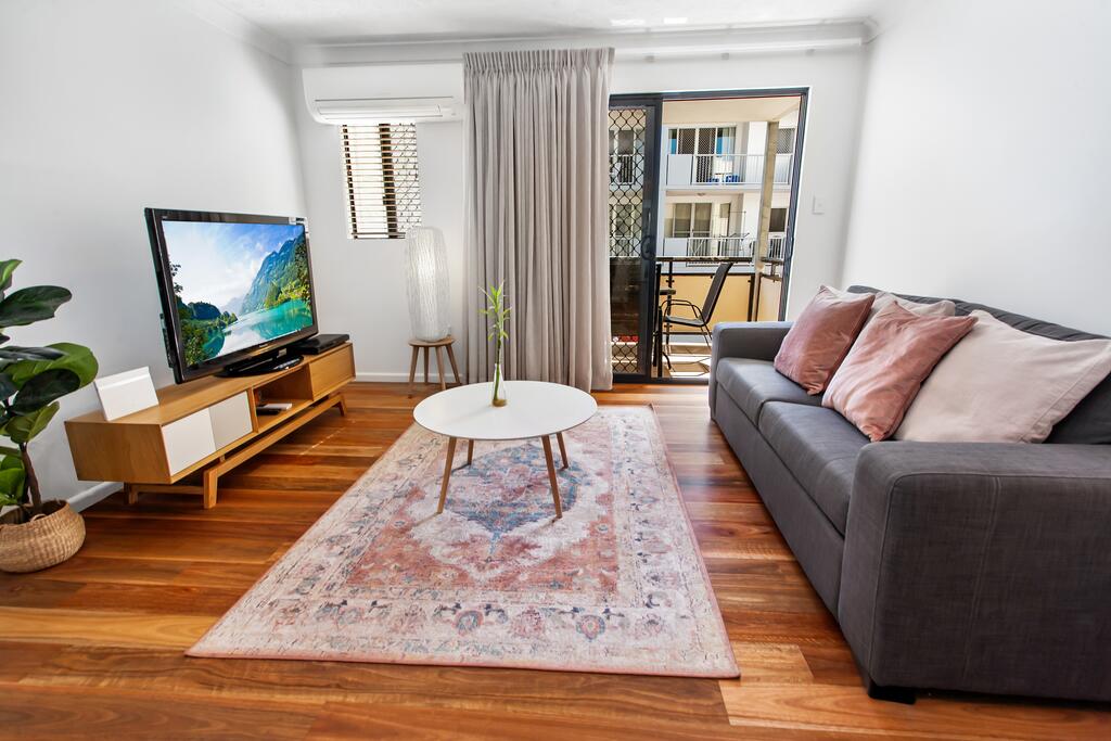 One-Bed Apartment With Balcony And Parking Near CBD - thumb 1