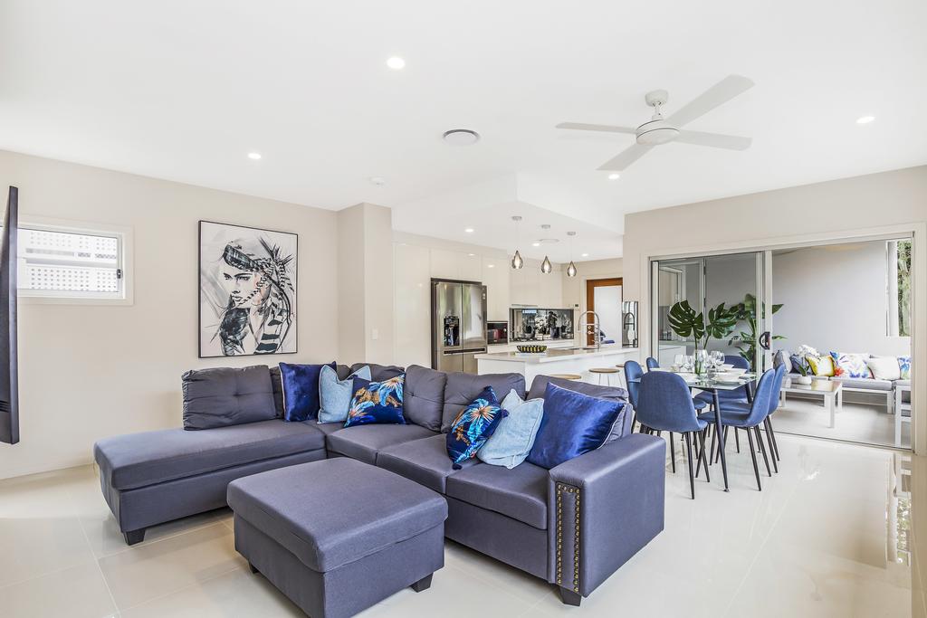 Park Avenue Luxe Townhouse Brand New Sleeps 9 - Accommodation Airlie Beach