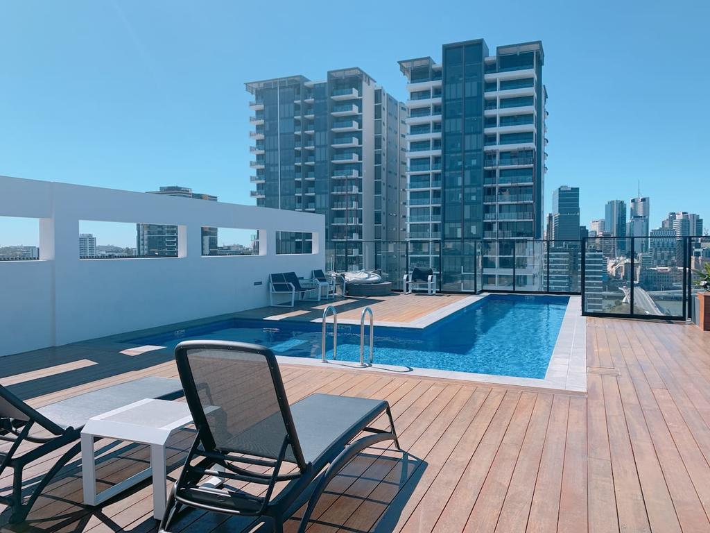 Perfect Location APT W Roof Top Pool/GYM - thumb 1
