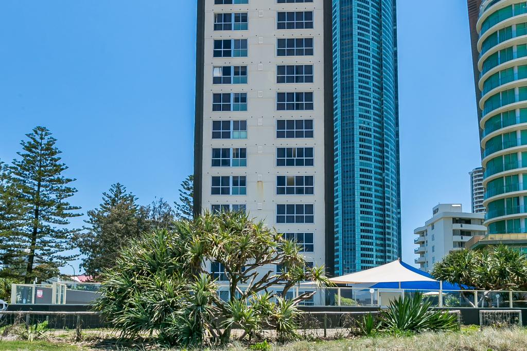 President Apartments - We Accommodate - Accommodation in Surfers Paradise 1