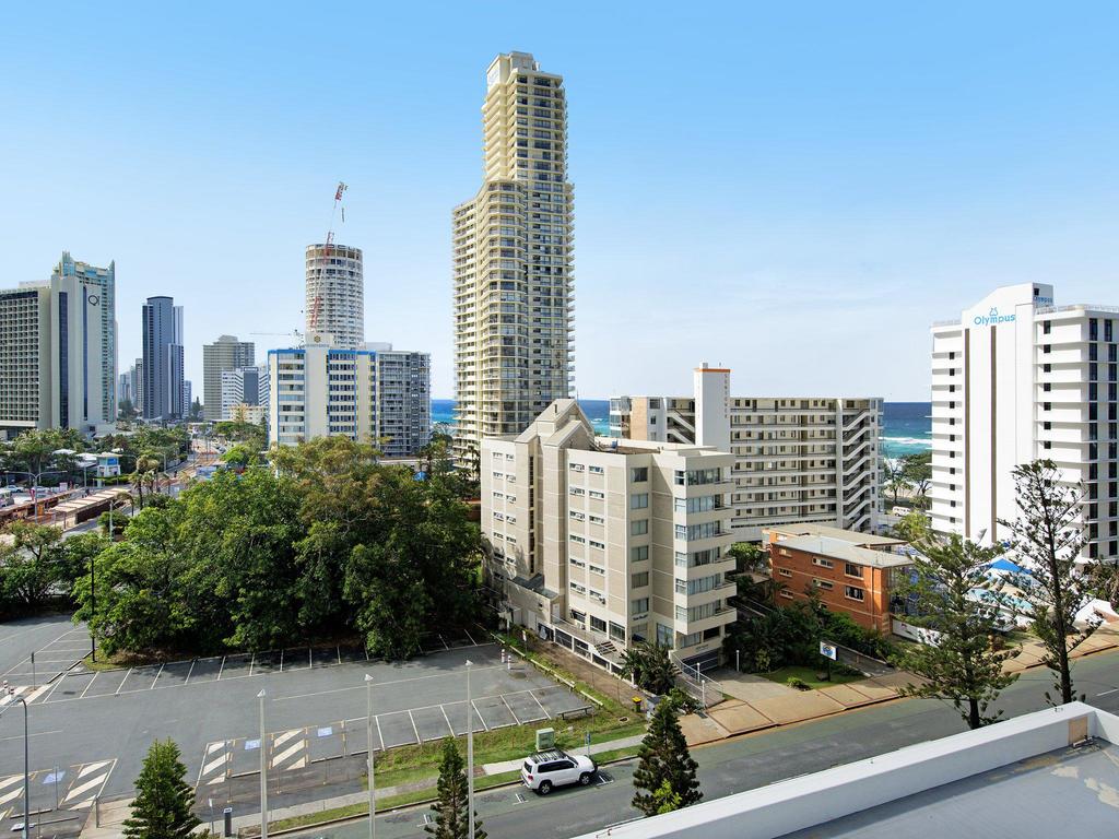 Private Apt In The Heart Of Surfers Paradise - thumb 1