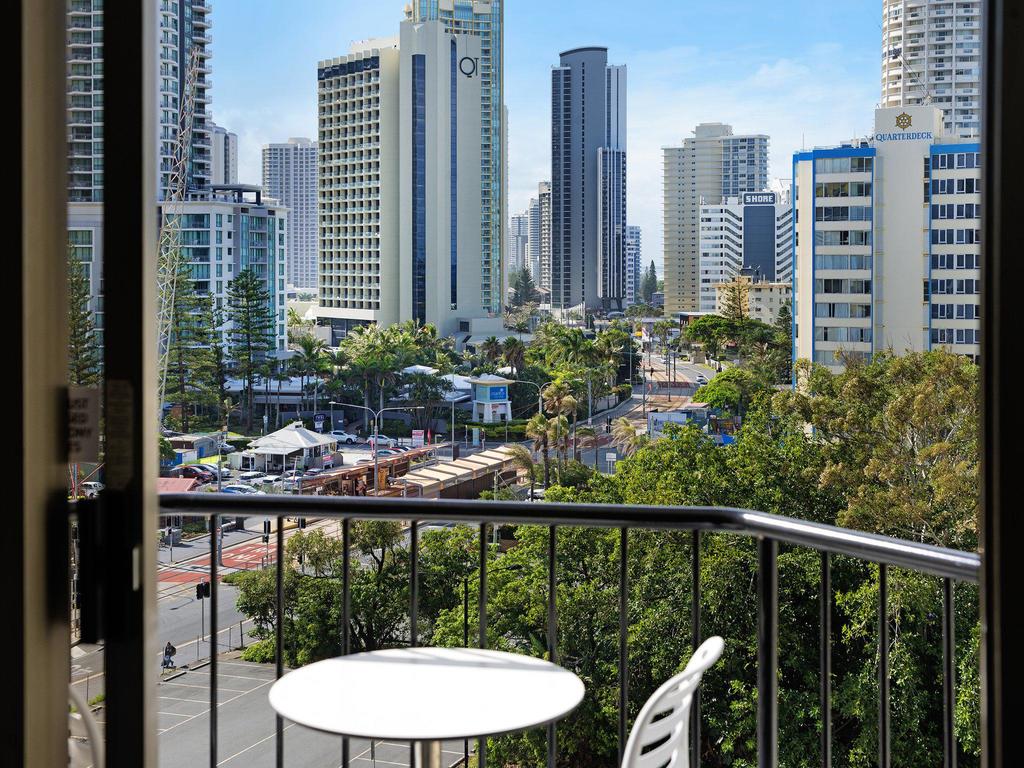 Private Apt In The Heart Of Surfers Paradise - thumb 3