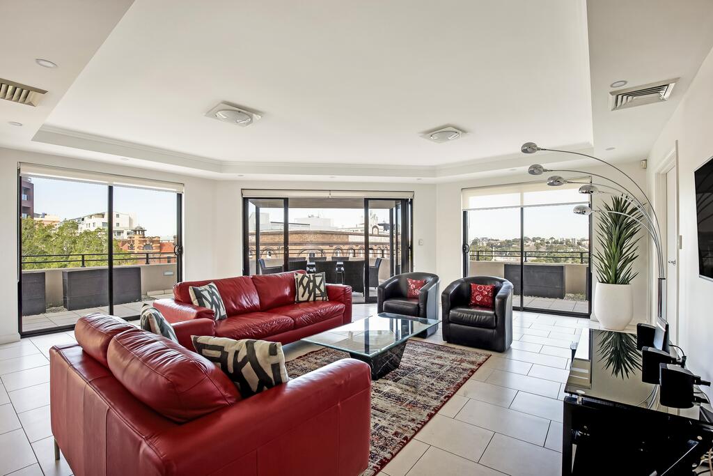 PYRMONT/DARLING HARBOUR MODERN 3 BED PENTHOUSE APARTMENT - thumb 1