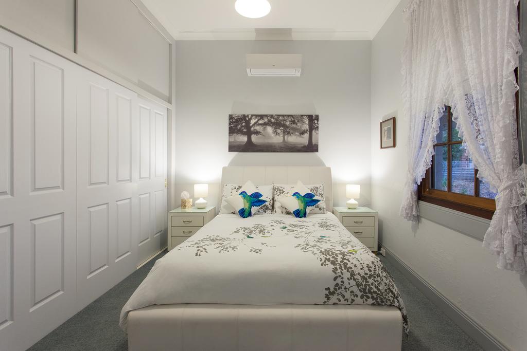 Rawson's Retreat - Five Bedroom Home - Walk CBD - Includes Breakfast - thumb 1