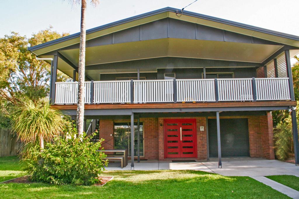 Red Door Beach House - Marcoola Beach - PET FRIENDLY FOXTEL WIFI 500 BOND Linen Supplied - Accommodation BNB