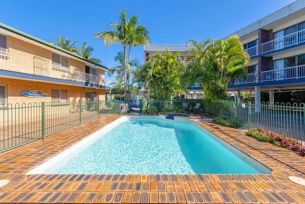 Red Star Hotel Palm Beach - Accommodation Airlie Beach