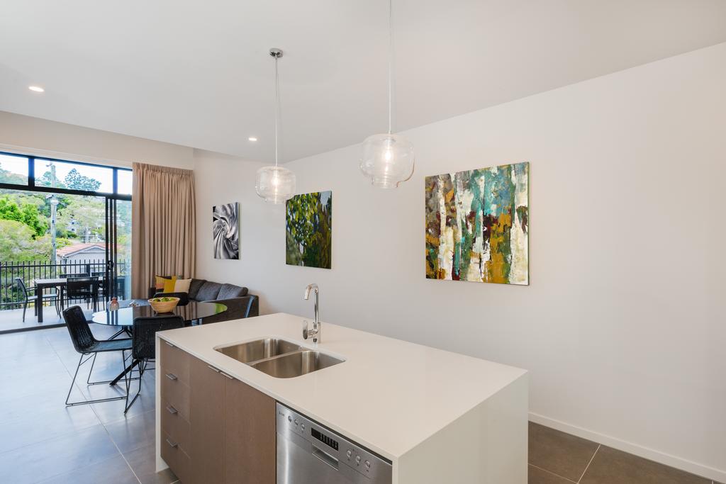 Round About Bulimba - Executive 3BR Bulimba Apartment Near Oxford St Shops And Restaurants - Accommodation Brisbane 2