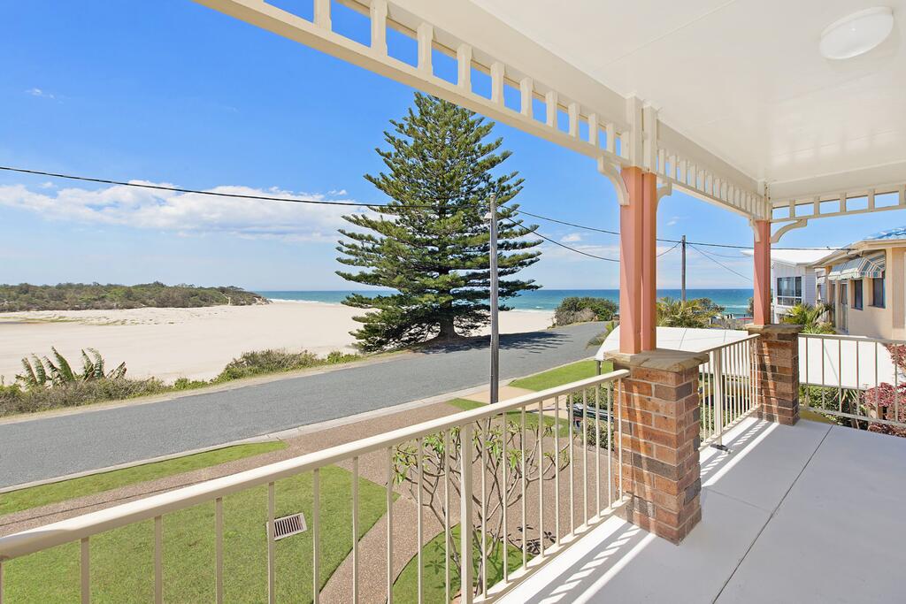 SEASCAPE - An Enticing Lakeside Escape - Accommodation Airlie Beach