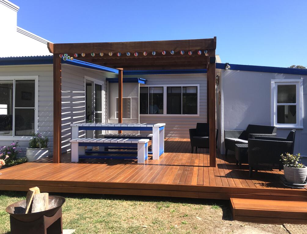 Shellharbour Beach Cottage - walk onto Patrolled beach with flags in summer - Accommodation BNB