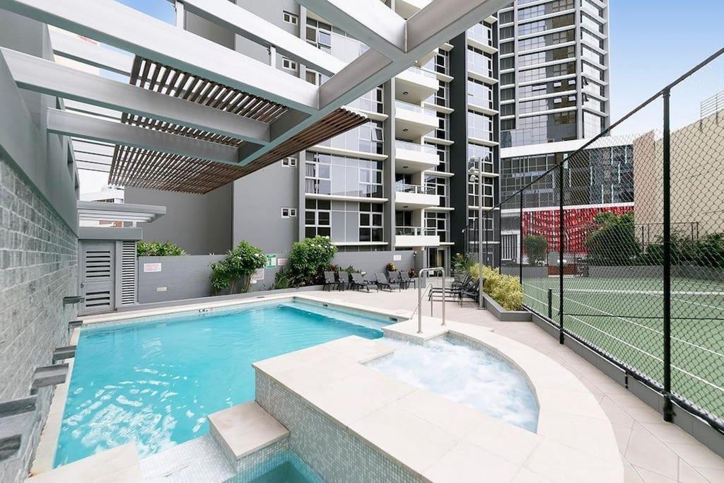 SK2 - 3BR With Pool Gym Steam Room In Story Bridge - thumb 1
