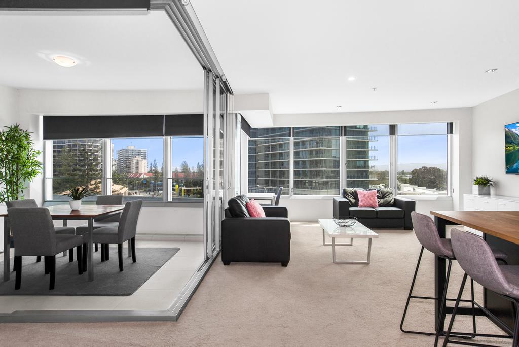 Sleek Q1 Suite In The Heart Of Surfers Paradise - thumb 0