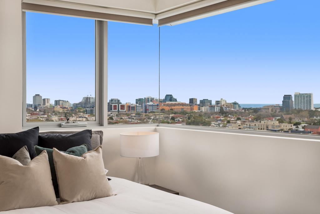 Sleek Skyline View Apartment Ideal for City Break