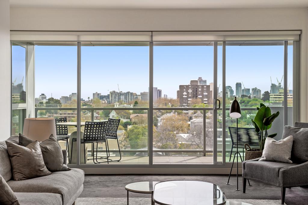 Sleek Skyline View Apartment Ideal For City Break - thumb 3