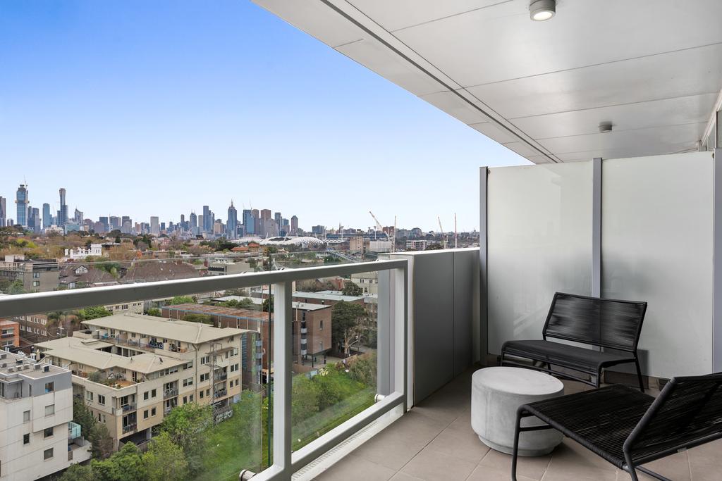 Sleek Skyline View Apartment Ideal For City Break - thumb 1