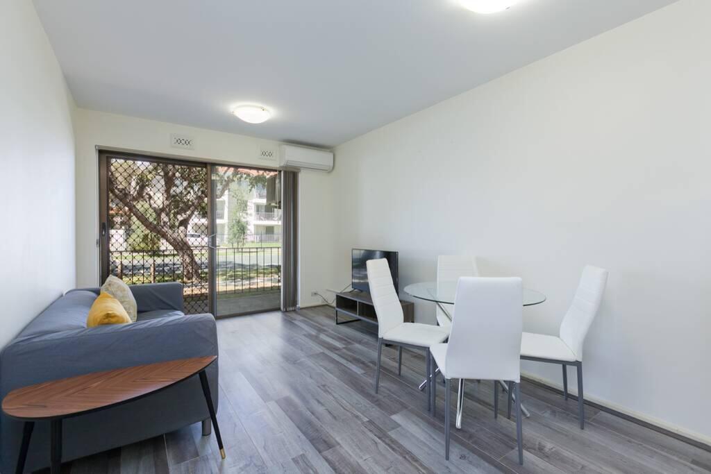 South Perth Perfect Location Free WIFI & Parking - thumb 0