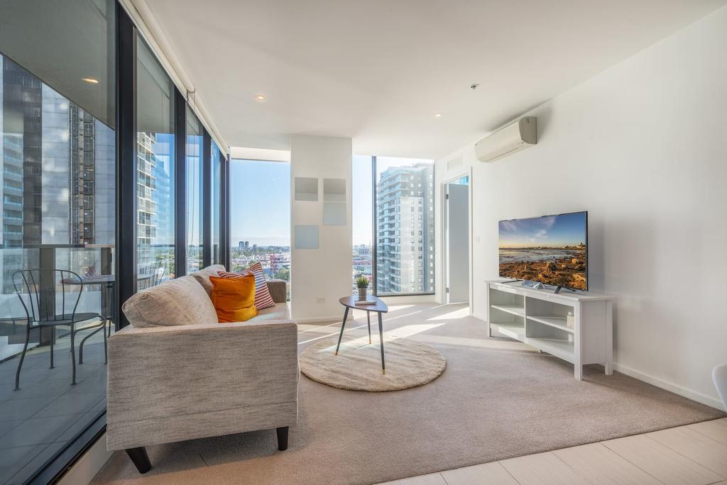 Southbank 2 Bed Apartment With View Next To Crown - thumb 2