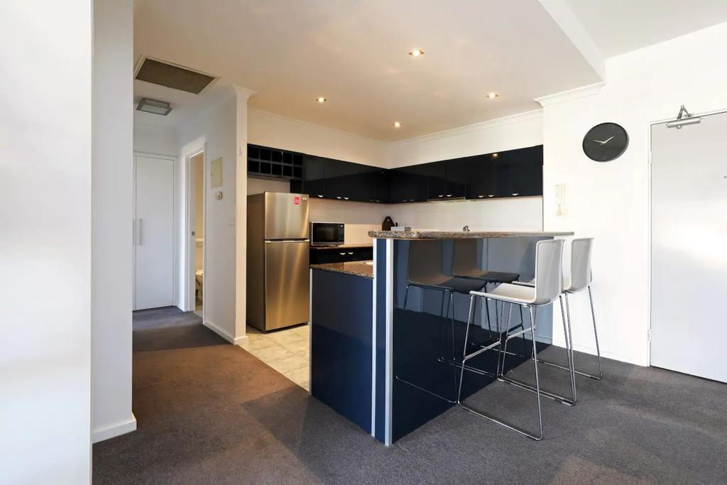 Spacious 2 Bedroom Apartment In Melbourne's Southbank - thumb 1