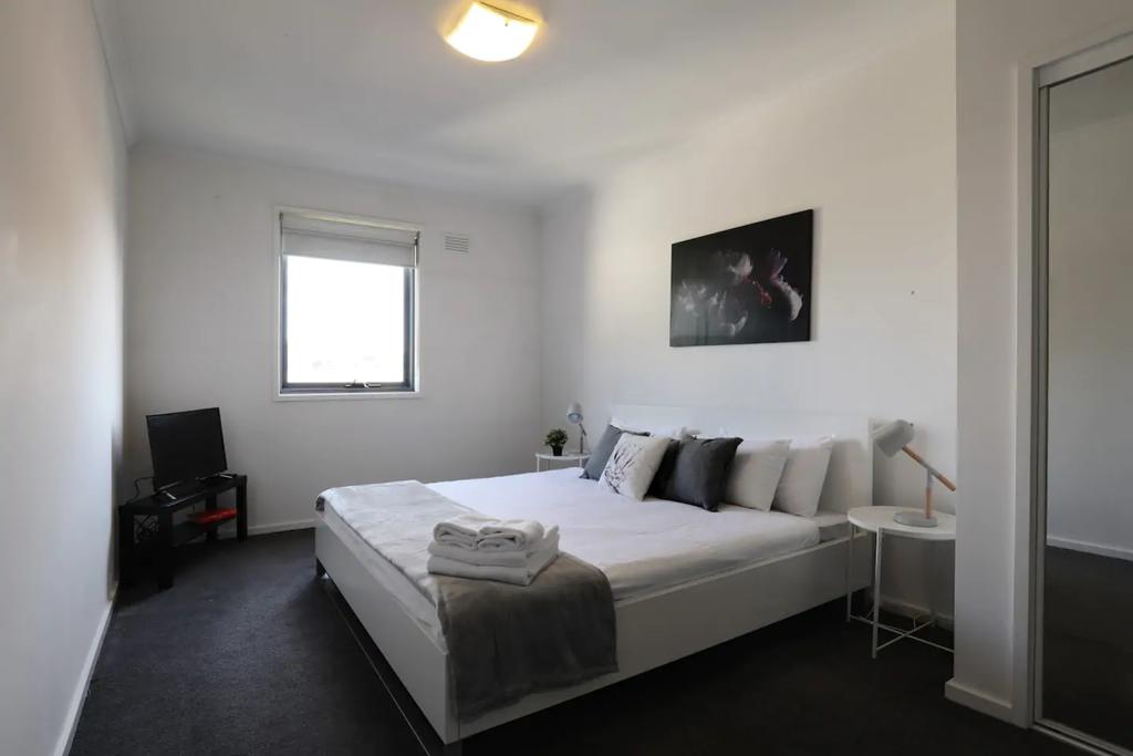Spacious 2 Bedroom Apartment In Melbourne's Southbank - thumb 3