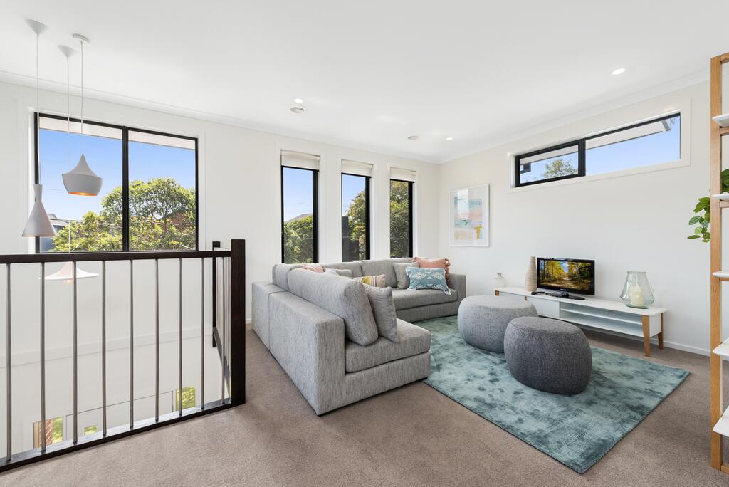 Spacious 4-Bed House with Parking and Backyard - Accommodation Adelaide