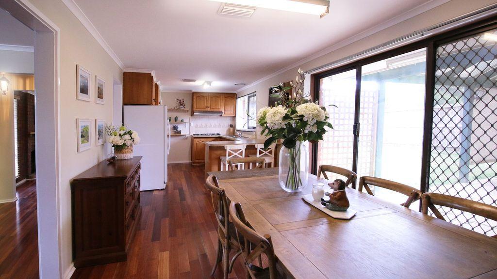 Spacious And Cozy Home Next To Glen Waverley - thumb 1