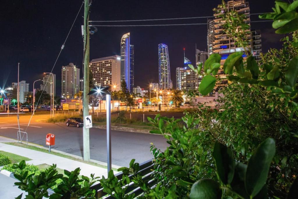 Spacious House In Heart Of Surfers Paradise - thumb 2