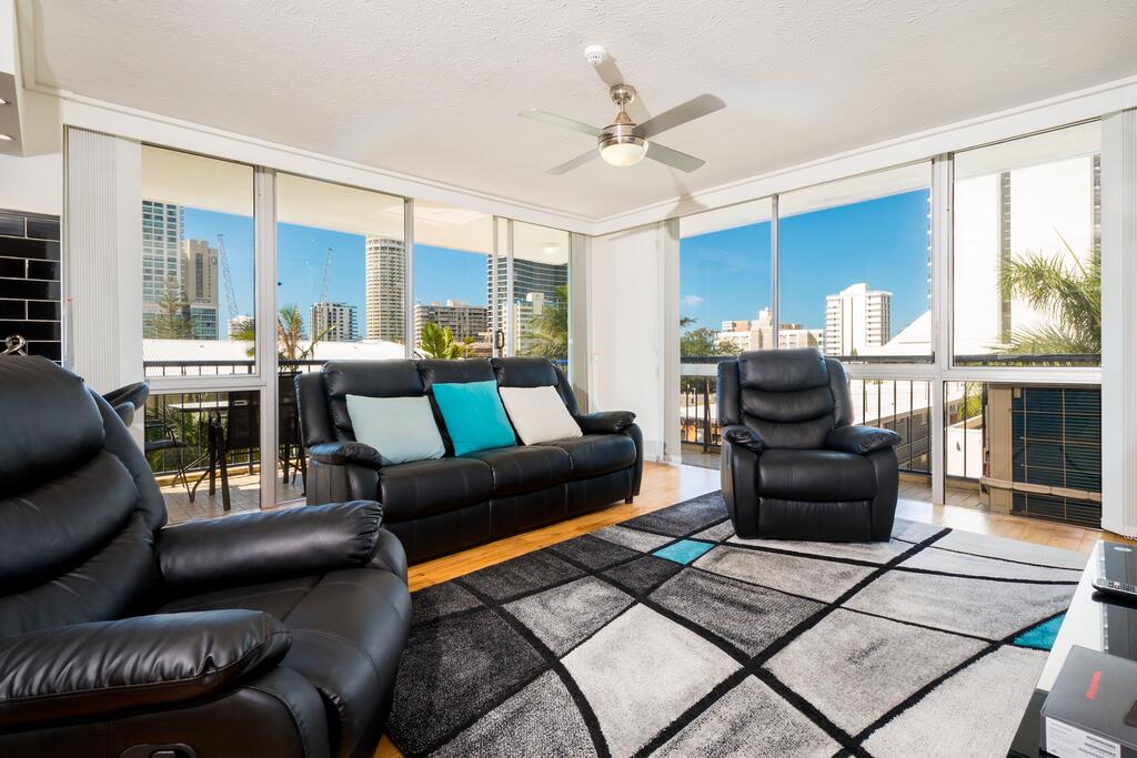 SPACIOUS RESORT STYLE APARTMENT And PARKING INC - Surfers Paradise Gold Coast 2