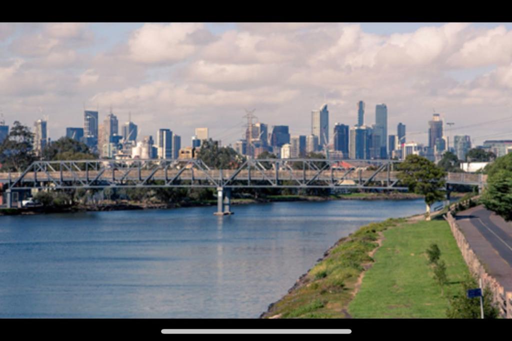 Spectacular river views in fabulous footscray. - Accommodation BNB
