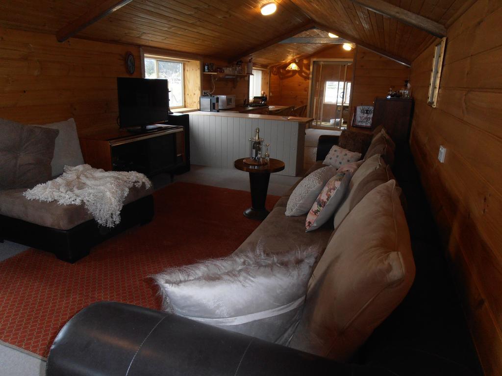 Springmead Rustic Cabin - Accommodation Mermaid Beach 3