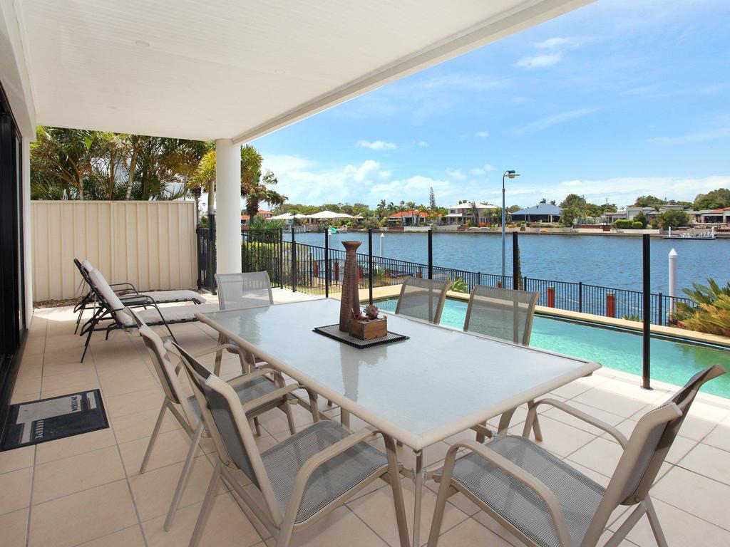 St Lucia 11 - 4 BDRM Canal Home with Pool - Accommodation Ballina