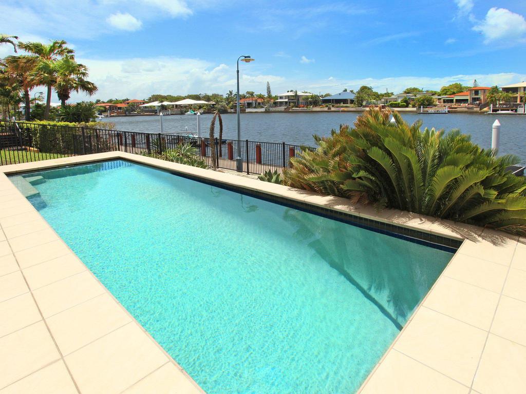 St Lucia 11 - 4 BDRM Canal Home With Pool - Accommodation Mermaid Beach 1