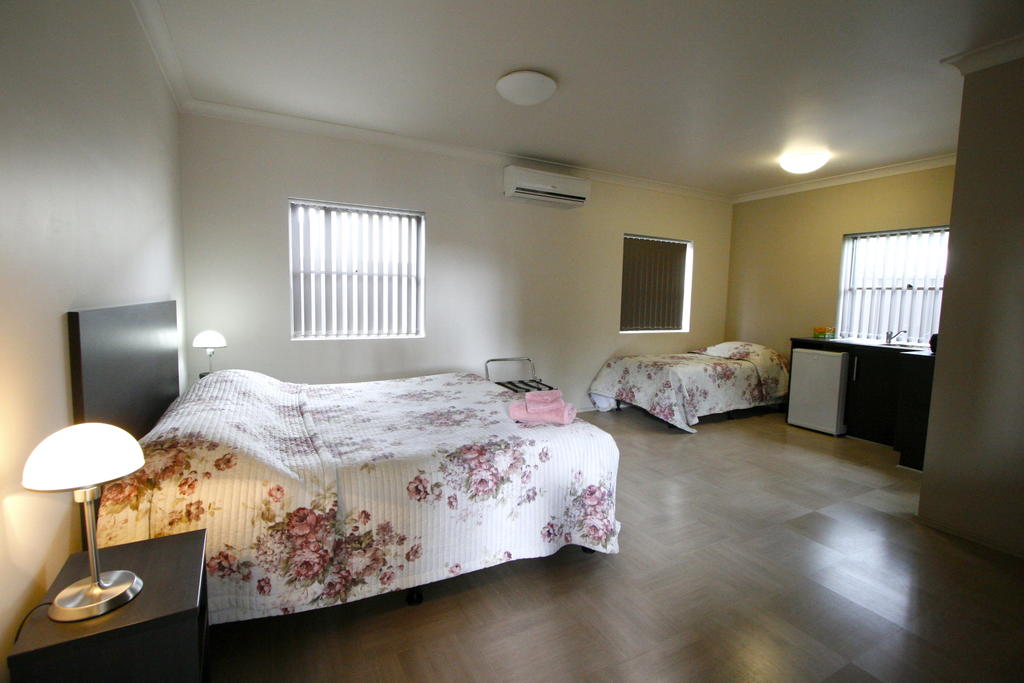 Station Hotel Motel Kurri - Accommodation Mermaid Beach 2