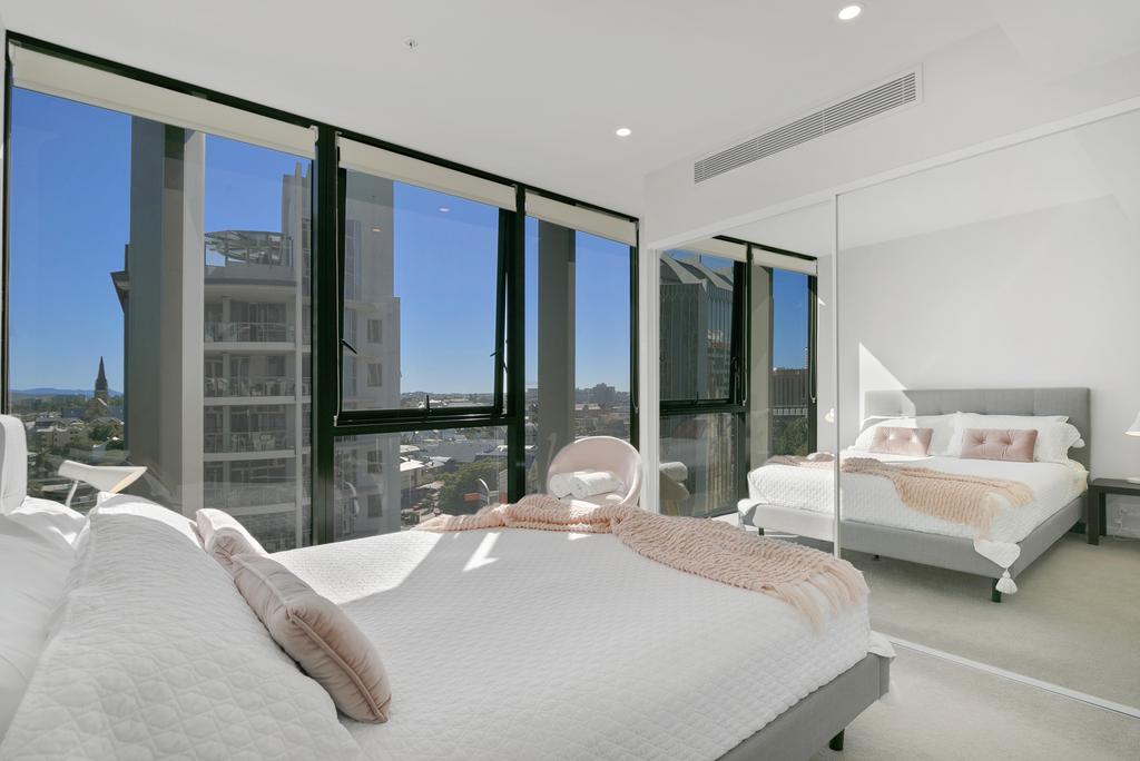 Stay In Style-Luxury CBD Apartment - thumb 1