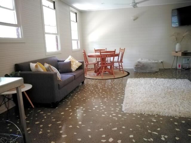 Stranded Nowhere to Stay Sanitised Apartment Sleeps 4 Netflix Wifi Pool - Accommodation Adelaide