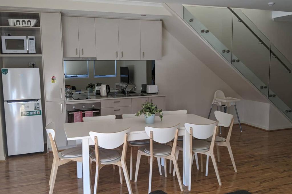 Stunning 2 Storey Apartment in Perth's CBD - Accommodation BNB