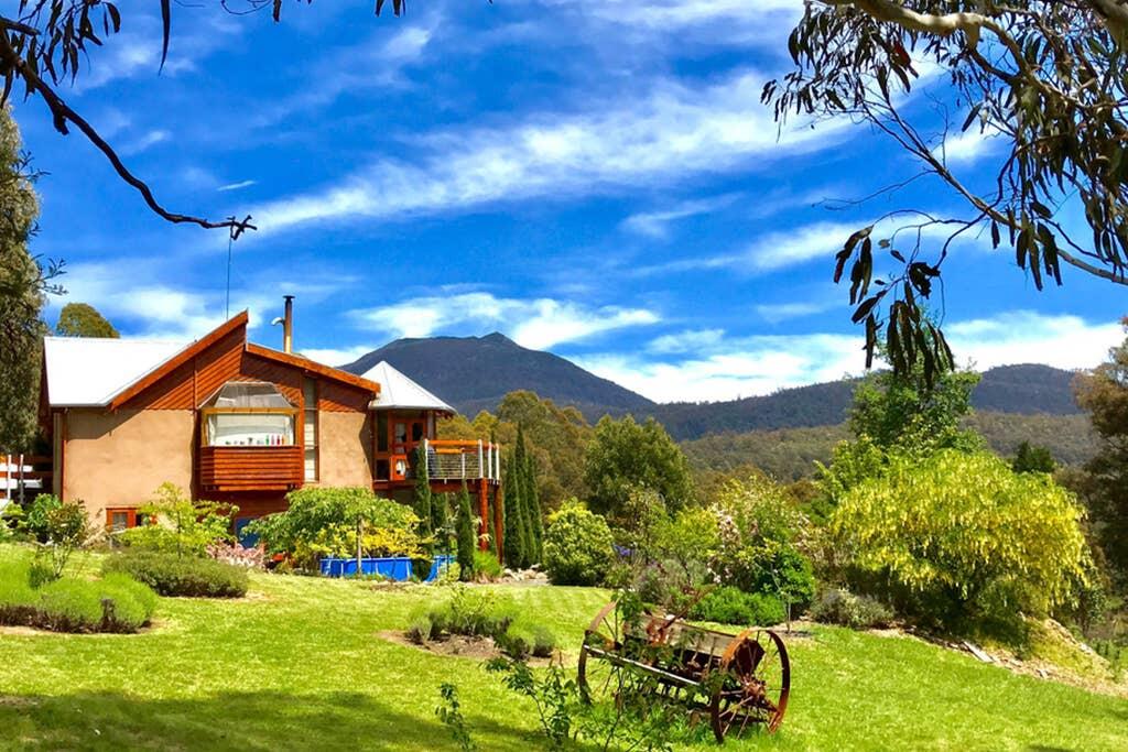 STUNNING HOME WITH AMAZING VIEWS - Just 20 Mins To The City And Only 10 To MONA! - thumb 1
