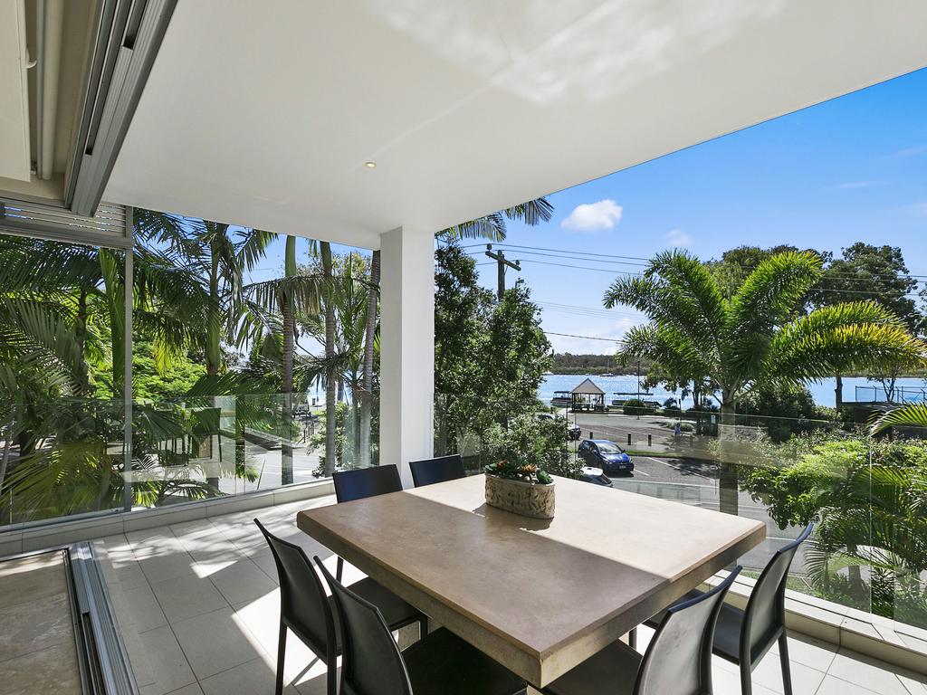 Stunning Riverfront Apartment In Noosaville - Unit 2 Wai Cocos 215 Gympie Terrace - thumb 0