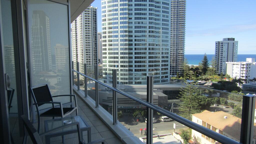 Stunning Surfers Paradise Apartment - thumb 3