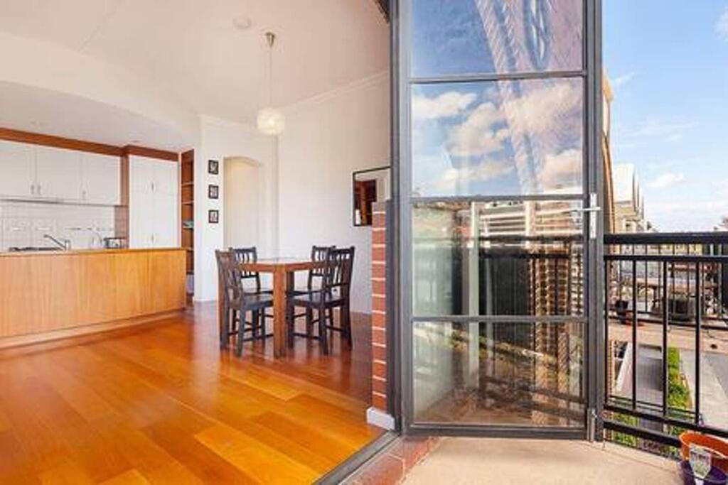 Stylish 2 Bedroom Apartment In The City - thumb 1