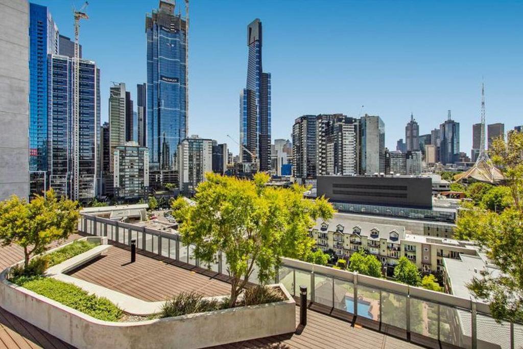Stylish 2BR 2BT Apt With Bay Views, Secure Parking, Netflix, Gym Pool And Wine - thumb 3